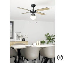 Deckenventilator mit Beleuchtung und fünf Flügeln in modernem Esszimmer mit Esstisch und Stühlen (Image AI modified or generated)