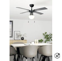 Deckenventilator mit Lampe in modernem Esszimmer über einem Tisch mit Stühlen. (Image AI modified or generated)