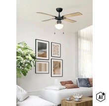 Deckenventilator mit Beleuchtung in einem modern eingerichteten Wohnzimmer mit weißem Sofa und Wandbildern. (Image AI modified or generated)