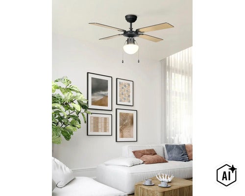 Deckenventilator mit Beleuchtung in einem modern eingerichteten Wohnzimmer mit weißem Sofa und Wandbildern. (Image AI modified or generated)