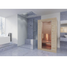Moderne Badezimmereinrichtung mit einer Holzsauna, einer bodengleichen Dusche mit Glaswand und einer Badewanne in einem hellen Raum.