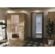 Moderne Heimsauna aus Holz in einem Fitnessraum mit angrenzendem Duschbereich und Sportgeräten.