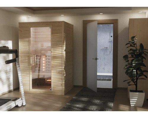 Moderne Heimsauna aus Holz in einem Fitnessraum mit angrenzendem Duschbereich und Sportgeräten.
