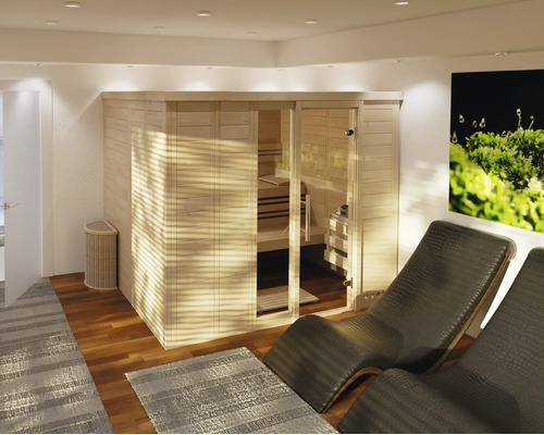Moderne Heimsauna aus Holz mit Glastür in einem Wellnessraum mit zwei geschwungenen Liegestühlen und Holzboden.