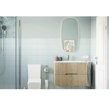 Modernes Badezimmer mit einem hängenden Waschtisch mit Rillenstruktur, einem ovalen Spiegel, einer Toilette und einer Dusche mit Glaswand.