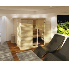 Moderne Heimsauna aus Holz mit Glastür in einem Wellnessraum mit zwei geschwungenen Liegestühlen und Holzboden.