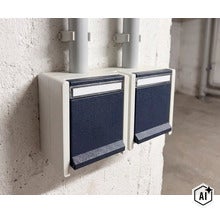 Zwei nebeneinander montierte Aufputz Lichtschalter mit Klappdeckel an einer rauen Wand mit Kabelrohren. (Image AI modified or generated)
