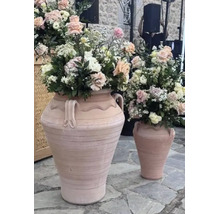Zwei große Terrakotta Amphoren mit Blumenarrangement auf einem Steinboden.