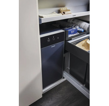 Blanco Trinkwasser System mit Display in einem Küchenschrank integriert neben Abfalltrennsystem.