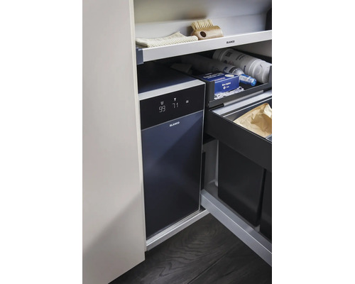 Blanco Trinkwasser System mit Display in einem Küchenschrank integriert neben Abfalltrennsystem.