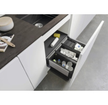 Einbau-Abfalltrennsystem in einem Küchenunterschrank mit mehreren herausziehbaren Behältern zur Mülltrennung.