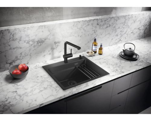 Moderne Küchenspüle mit Einhebelmischarmatur auf einer Arbeitsplatte in Marmoroptik mit Granitbecken und integriertem Abtropfgitter.