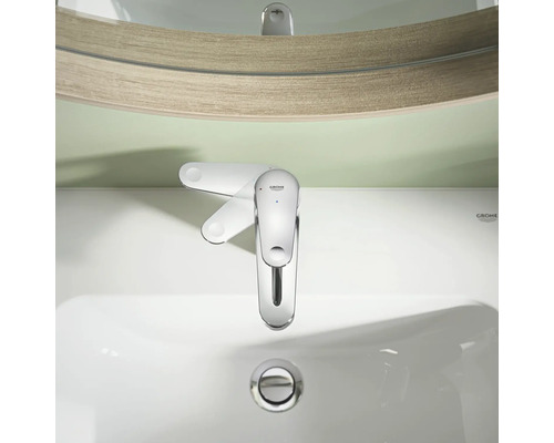 Grohe Einhebel Waschtischarmatur in der Draufsicht auf einem weißen Keramikwaschbecken vor einem Spiegel.