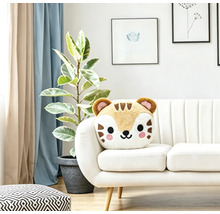 Ein weiches Plüschkissen in Tierform in Form eines Tigers sitzt auf einem modernen weißen Sofa in einem hellen und stilvoll eingerichteten Wohnraum.