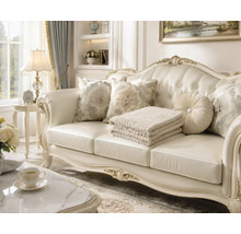Klassisches Sofa im Barock Stil mit geschwungenem Holzrahmen und Knopfheftung in einem elegant eingerichteten Wohnzimmer mit Dekokissen.