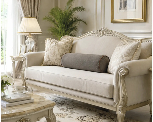 Klassisches Sofa mit geschnitztem Holzrahmen und Zierkissen in einem elegant eingerichteten Wohnzimmer.