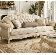 Klassisches Sofa im Barockstil mit Polsterung und Zierkissen in einem eleganten Wohnzimmer mit Kamin.