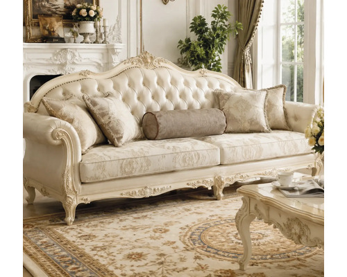 Klassisches Sofa im Barockstil mit Polsterung und Zierkissen in einem eleganten Wohnzimmer mit Kamin.