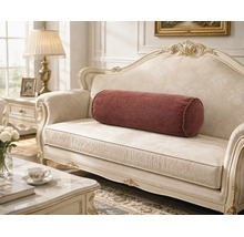 Nackenrollenkissen in zylindrischer Form auf einem klassischen Sofa in einem elegant eingerichteten Wohnzimmer.
