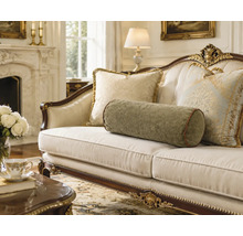 Klassisches Sofa im Barockstil mit Polsterung, Holzelementen und dekorativen Kissen in einem eleganten Wohnzimmer.