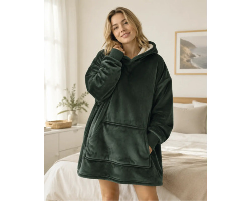 Eine Frau trägt einen weichen Kuschel Hoodie mit Kapuze und einer großen Fronttasche, ideal für gemütliche Stunden zu Hause.