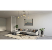 Modernes Wohnzimmer mit Ecksofa, Couchtisch und Pendelleuchte. Der Raum ist hell und minimalistisch eingerichtet mit einem Teppich und Pflanzen.