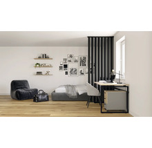 Modernes Studio Apartment mit Raumteiler aus Lamellen, Holzboden, Bett, Lounge Sessel und Schreibtisch mit Rollcontainer.