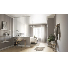 Modernes Schlafzimmer mit Holzlamellen Raumteiler, Schreibtisch und Bett in einem hellen, organisierten Ambiente mit Parkettboden.