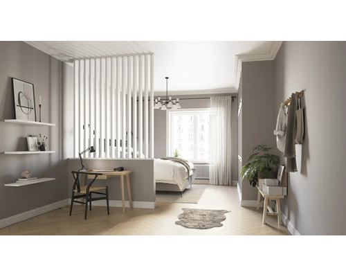 Modernes Schlafzimmer mit Holzlamellen Raumteiler, Schreibtisch und Bett in einem hellen, organisierten Ambiente mit Parkettboden.
