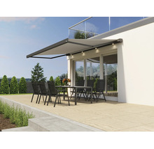 Moderne Terrassenmarkise mit integrierter LED Beleuchtung über einer Sitzgruppe auf einer Terrasse vor einem modernen Wohnhaus.