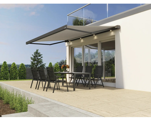 Moderne Terrassenmarkise mit integrierter LED Beleuchtung über einer Sitzgruppe auf einer Terrasse vor einem modernen Wohnhaus.