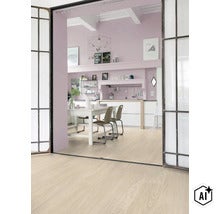Heller Laminatboden in einer geräumigen Wohnküche mit hellen Wänden und moderner Einrichtung sowie einer großen schwarzen Metallglastür. (Image AI modified or generated)