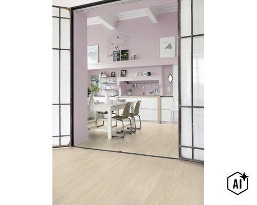 Heller Laminatboden in einer geräumigen Wohnküche mit hellen Wänden und moderner Einrichtung sowie einer großen schwarzen Metallglastür. (Image AI modified or generated)