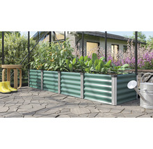 Rechteckiges Hochbeet aus Metall mit gewellter Struktur bepflanzt mit Tomaten und Salat in einem Gewächshaus auf einer gepflasterten Terrasse.