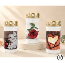 Drei Grablichter mit Motivaufdruck, Engel, Rose und Herz, mit goldenem Deckel. (Image AI modified or generated)