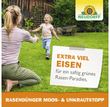 Eine Frau kniet auf dem Rasen und empfängt ein laufendes Kind. Neudorff Logo. Text bewirbt Rasendünger Moos- und Unkrautstopp mit Eisen.