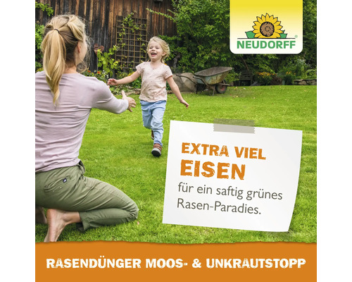 Eine Frau kniet auf dem Rasen und empfängt ein laufendes Kind. Neudorff Logo. Text bewirbt Rasendünger Moos- und Unkrautstopp mit Eisen.