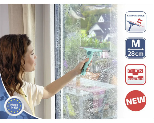 Eine Frau reinigt ein Fenster mit einem Fensterabzieher, der eine Arbeitsbreite von 28 Zentimetern hat und ein Klicksystem besitzt.