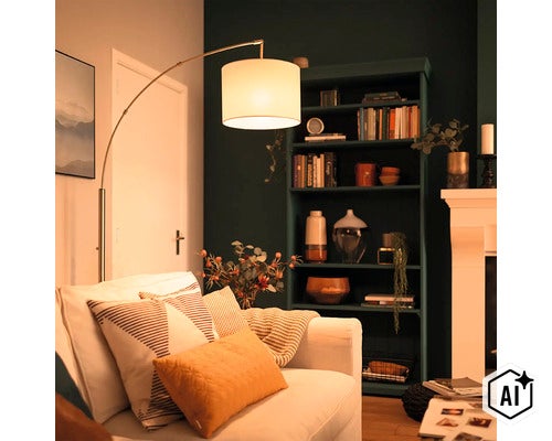 Moderne Bogenlampe mit Stoffschirm neben einem Sofa in einem gemütlich eingerichteten Wohnzimmer mit dunklem Regal und Kamin. (Image AI modified or generated)