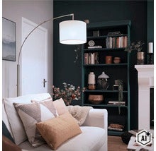 Moderne Bogenlampe mit Stoffschirm neben einem Sofa in einem gemütlichen Wohnzimmer mit dunklem Regal und Kamin. (Image AI modified or generated)