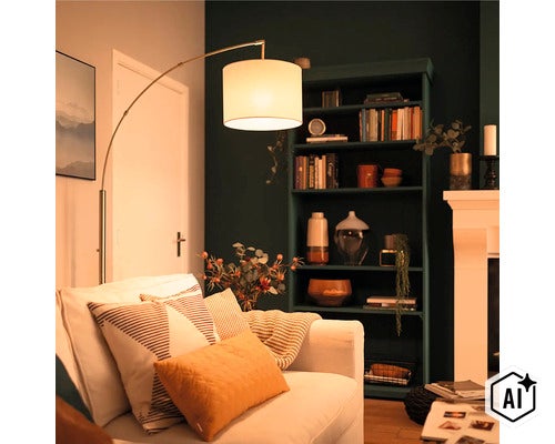 Moderne Bogenlampe mit Stoffschirm neben einem hellen Sofa in einem gemütlich eingerichteten Wohnzimmer mit dunklem Bücherregal. (Image AI modified or generated)