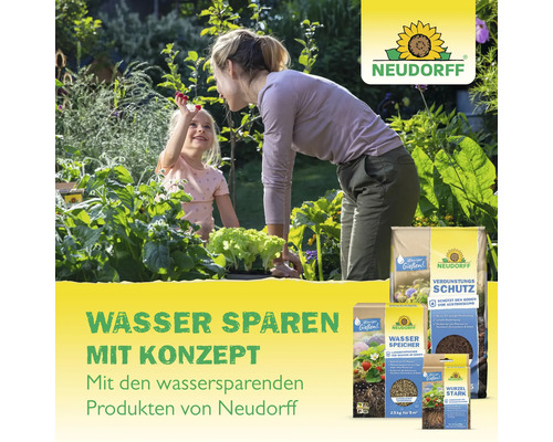 Mutter und Kind im Gemüsegarten mit Neudorff Produkten für wassersparende Gartenpflege.