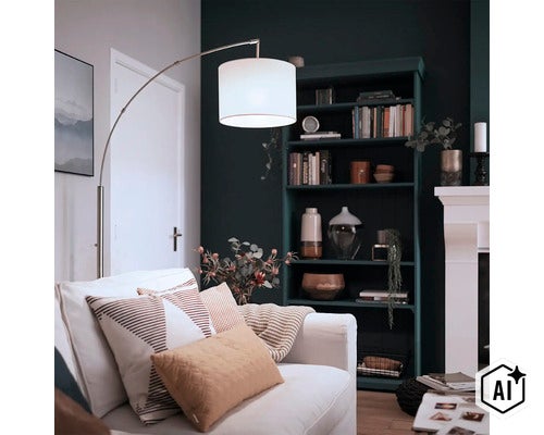 Moderne Bogenlampe mit Stoffschirm und Metallgestell in einem gemütlich eingerichteten Wohnzimmer mit Bücherregal und Kamin. (Image AI modified or generated)