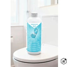 Rakkuun Urinsteinentferner in einer Flasche auf einem WC Sitz platziert zur Entfernung von hartnäckigen Ablagerungen im Badezimmer. (Image AI modified or generated)