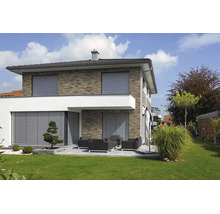 Modernes Einfamilienhaus mit Ziegelfassade und Terrasse, ausgestattet mit grauen Außenrollläden und Jalousien.