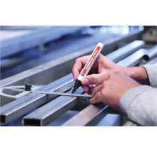 Eine Hand markiert ein Metallprofil mit einem Edding 750 Lackmarker an einem Winkelmesser.