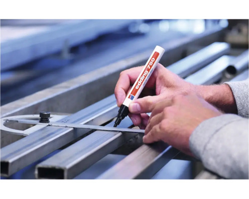 Eine Hand markiert ein Metallprofil mit einem Edding 750 Lackmarker an einem Winkelmesser.