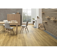 Helles Eichenparkett in modernem Wohnzimmer mit Holzwandverkleidung und Essbereich