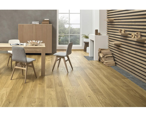 Helles Eichenparkett in modernem Wohnzimmer mit Holzwandverkleidung und Essbereich