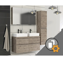 Modernes Badezimmermöbel Set mit Doppelwaschtisch, Spiegelschrank und Hochschrank in Holzoptik vor gefliesten Wänden.